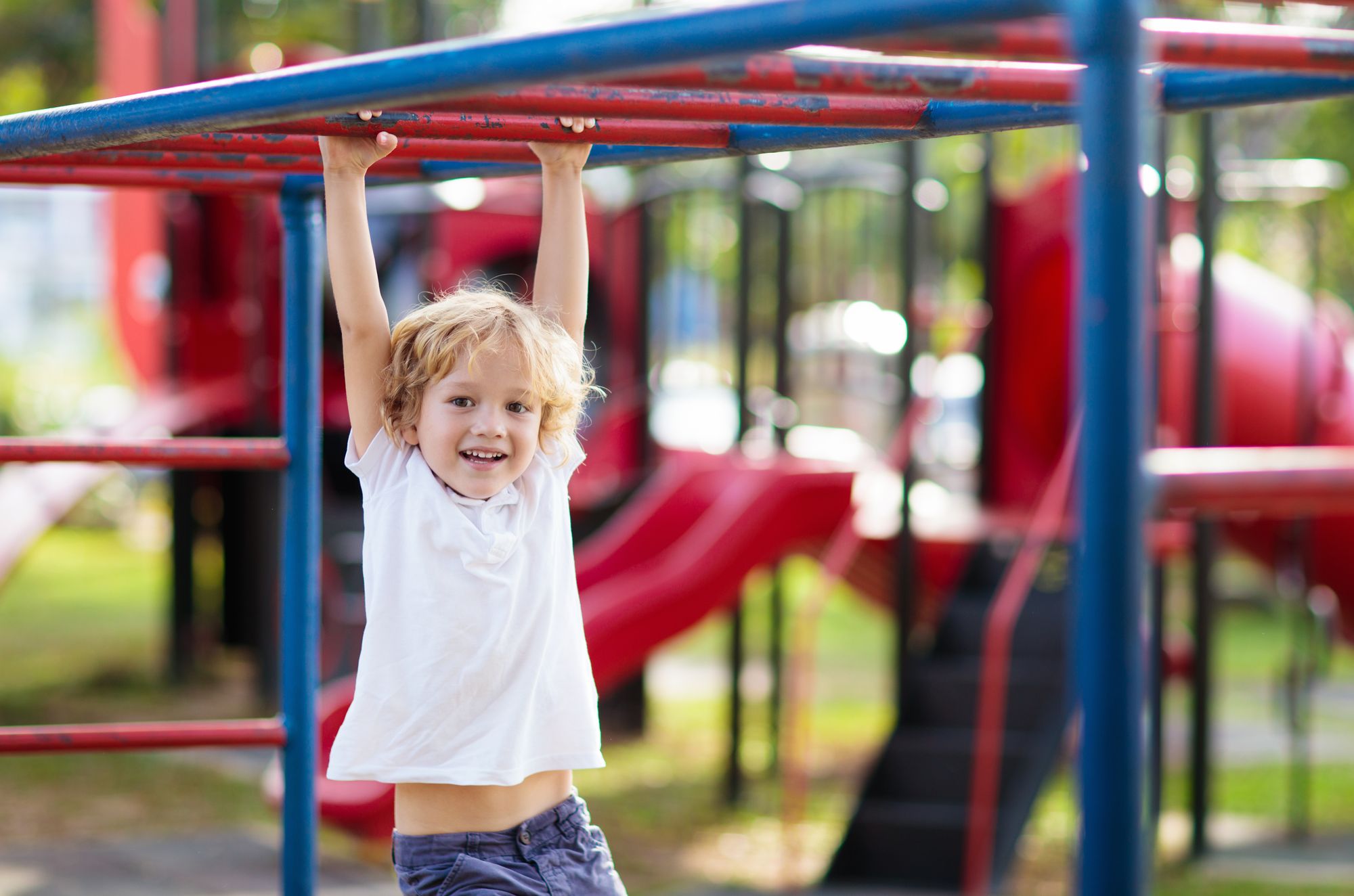 Kind auf Spielplatz