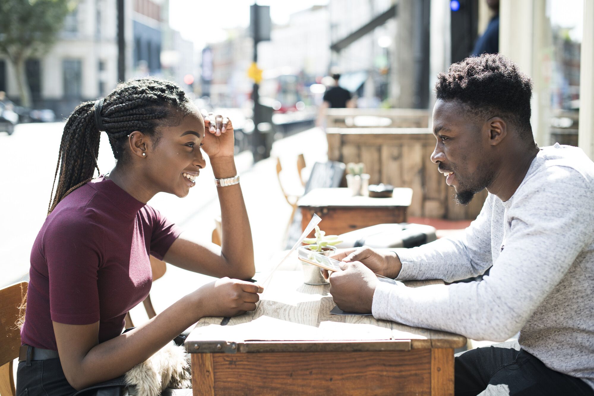 Perfect Match für Solo-Reisende:  Diese deutsche Stadt sorgt für heiße Flirts und romantische Rendezvous