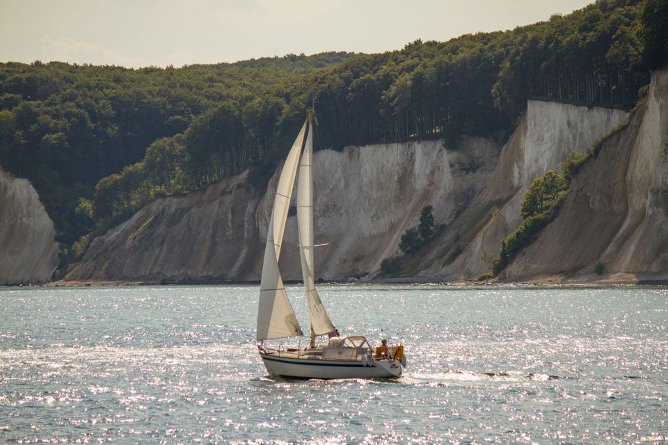 Segelboot vor Kreidefelsen, Rügen